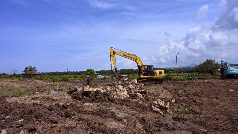Pembangunan sembilan sekolah ini terbagi dalam dua paket pekerjaan. Paket pertama yang mencakup lima lokasi—Sidrap, Soppeng, Wajo, Barru, dan Tanah Toraja