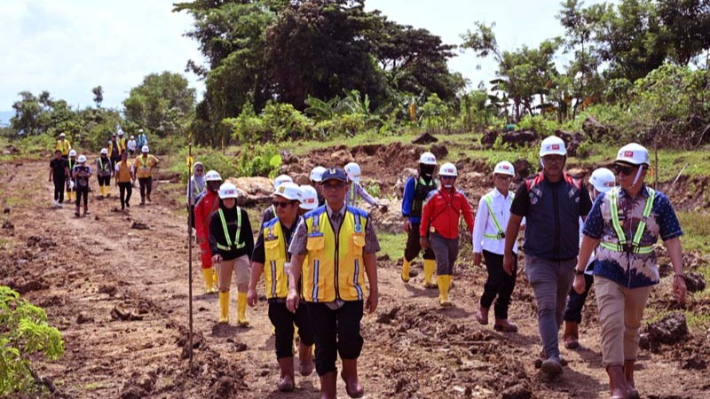 Pembangunan sembilan sekolah ini terbagi dalam dua paket pekerjaan. Paket pertama yang mencakup lima lokasi—Sidrap, Soppeng, Wajo, Barru, dan Tanah Toraja