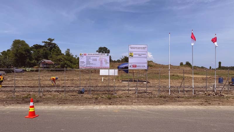 Pembangunan sembilan sekolah ini terbagi dalam dua paket pekerjaan. Paket pertama yang mencakup lima lokasi—Sidrap, Soppeng, Wajo, Barru, dan Tanah Toraja