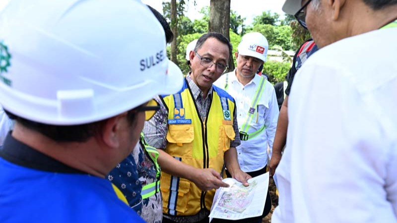 Pembangunan sembilan sekolah ini terbagi dalam dua paket pekerjaan. Paket pertama yang mencakup lima lokasi—Sidrap, Soppeng, Wajo, Barru, dan Tanah Toraja